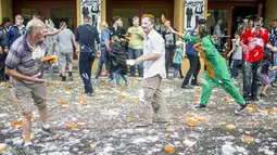 Sejumlah peserta saling melemparkan kue pai dalam acara "pie fight" di Berlin, Jerman, 19 Juni 2015. Acara ini diselenggarakan oleh sebuah bioskop di Jerman. (REUTERS/Hannibal Hanschke)