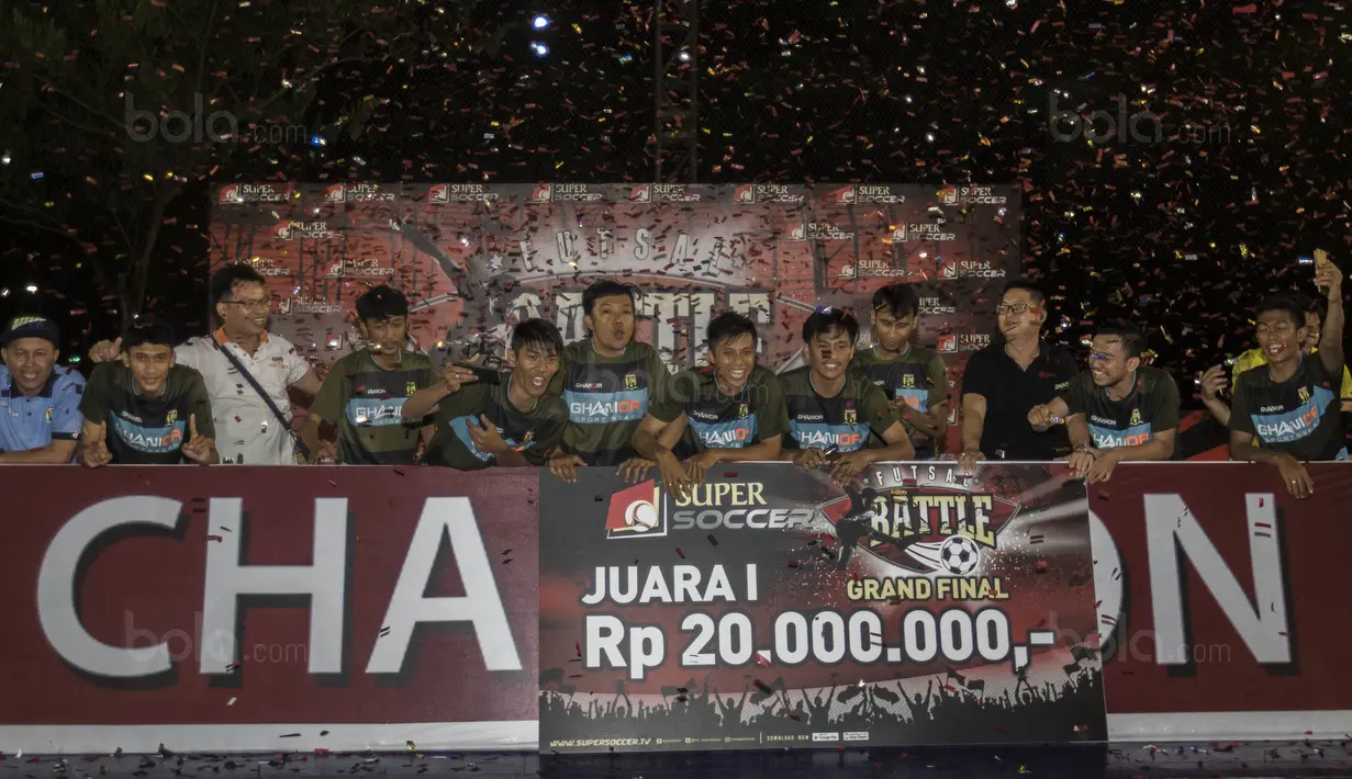 Para pemain Adira FC merayakan gelar juara Grand Final Super Soccer Futsal Battle 2017 di Bintaro Xchange, Tangerang, Minggu (22/10/2017). Adira FC menang adu penalti atas Merah Jaya Bekasi. (Bola.com/Vitalis Yogi Trisna)