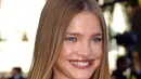 Natalia Vodianova tiba di Palais des Festival untuk menghadiri pemutaran "Les Invasi Barbares" (21/5/2003). Saat berusia 7 tahun, Vodianova membantu ibunya berjualan buah. Dia rela meninggalkan sekolah demi menjaga sang adik. (AFP Photo/Pascal Guyot)