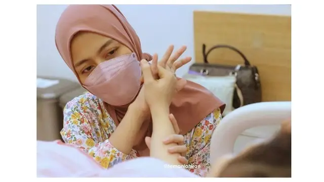 Lewat Persalinan Normal, Ini 6 Momen Haru Roro Fitria Melahirkan Anak Pertama