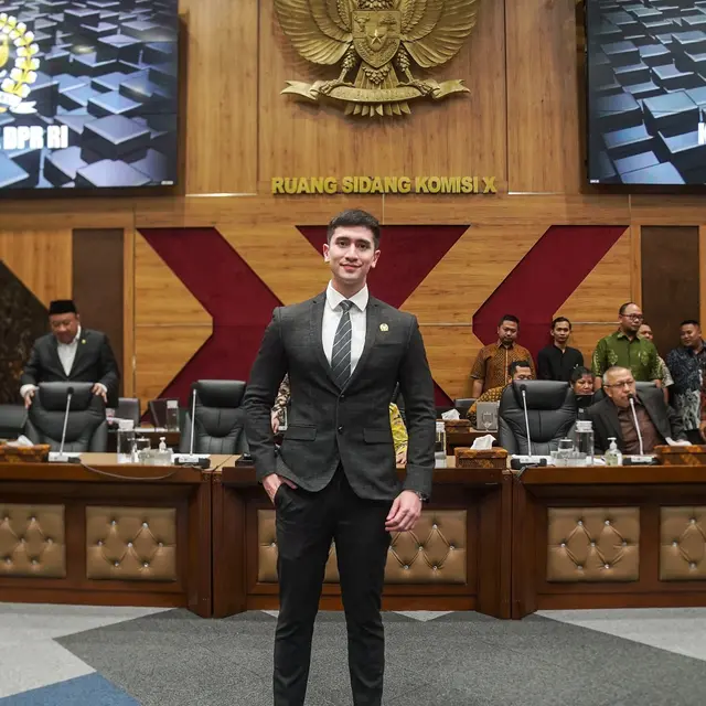 6 Potret Verrell Bramasta di Komisi X DPR RI, Public Speaking ketika Rapat Dipuji