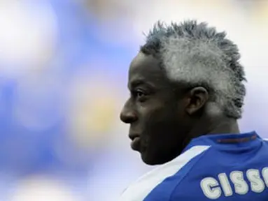 FC Porto&#039;s player Aly Cissokho celebrates with his hair painted, the victory in the Portuguese league title 2009 before the Portuguese First league football match against SC Braga at the Dragao Stadium on May 24, 2009. AFP PHOTO/MIGUEL RIOPA 
