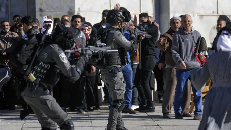 FOTO: Bentrok Warga Palestina dengan Pasukan Keamanan Israel di Kompleks Masjid Al Aqsa