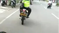 Kocak, Gaya Berkendara Polisi Ini Seperti Emak-Emak