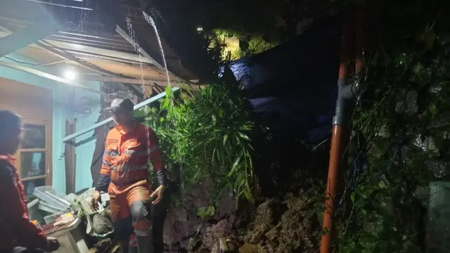 Longsoran Tembok Penahan Tanah (TPT) di Kampung Jerokuta, Kelurahan Bondongan, Kecamatan Bogor Selatan, Kota Bogor, Kamis (29/1/2026) malam.