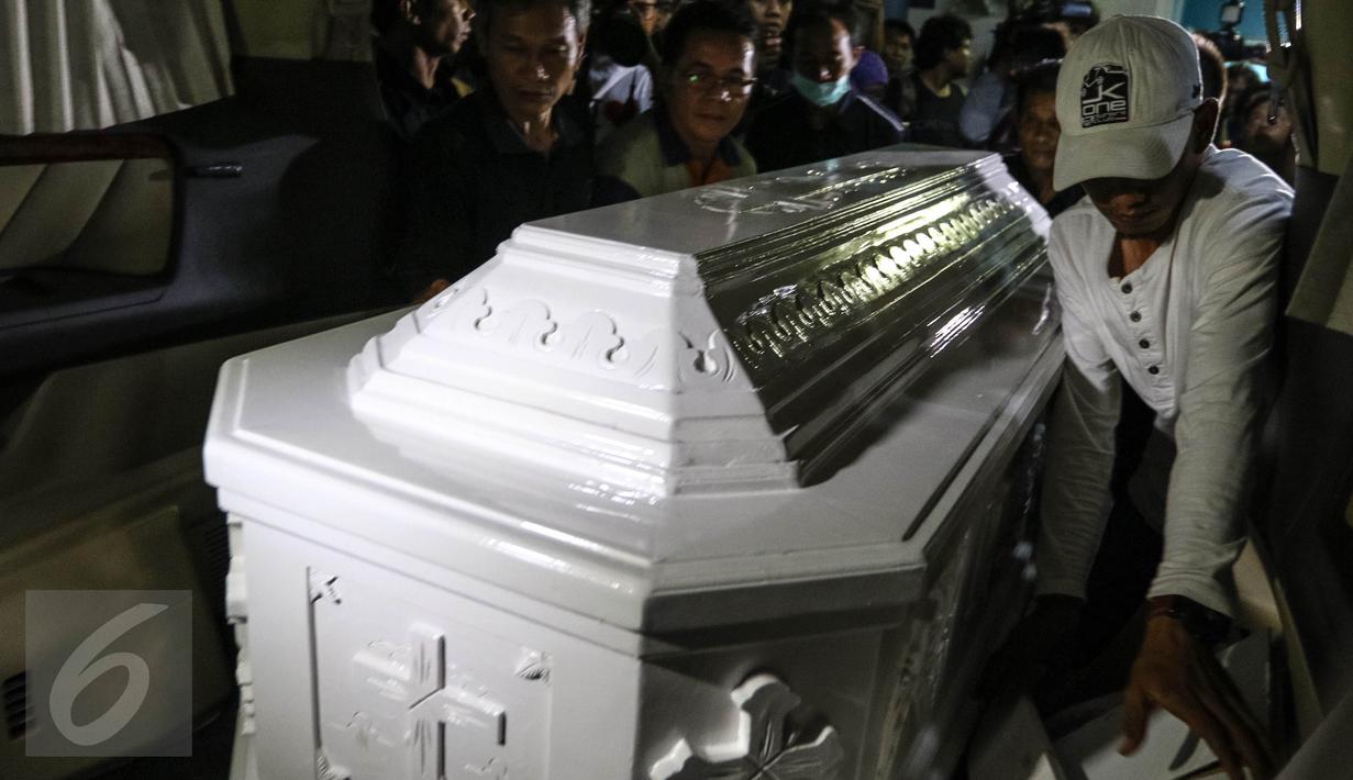 Peti Jenazah Penyanyi Mike Mohede saat dimasukkan ke dalam ambulans di RS Premiere Bintaro, Tangerang Selatan, Minggu (31/7). Mike Mohede meninggal dunia di usia 32 tahun karena serangan jantung. (Liputan6.com/Fery Pradolo)