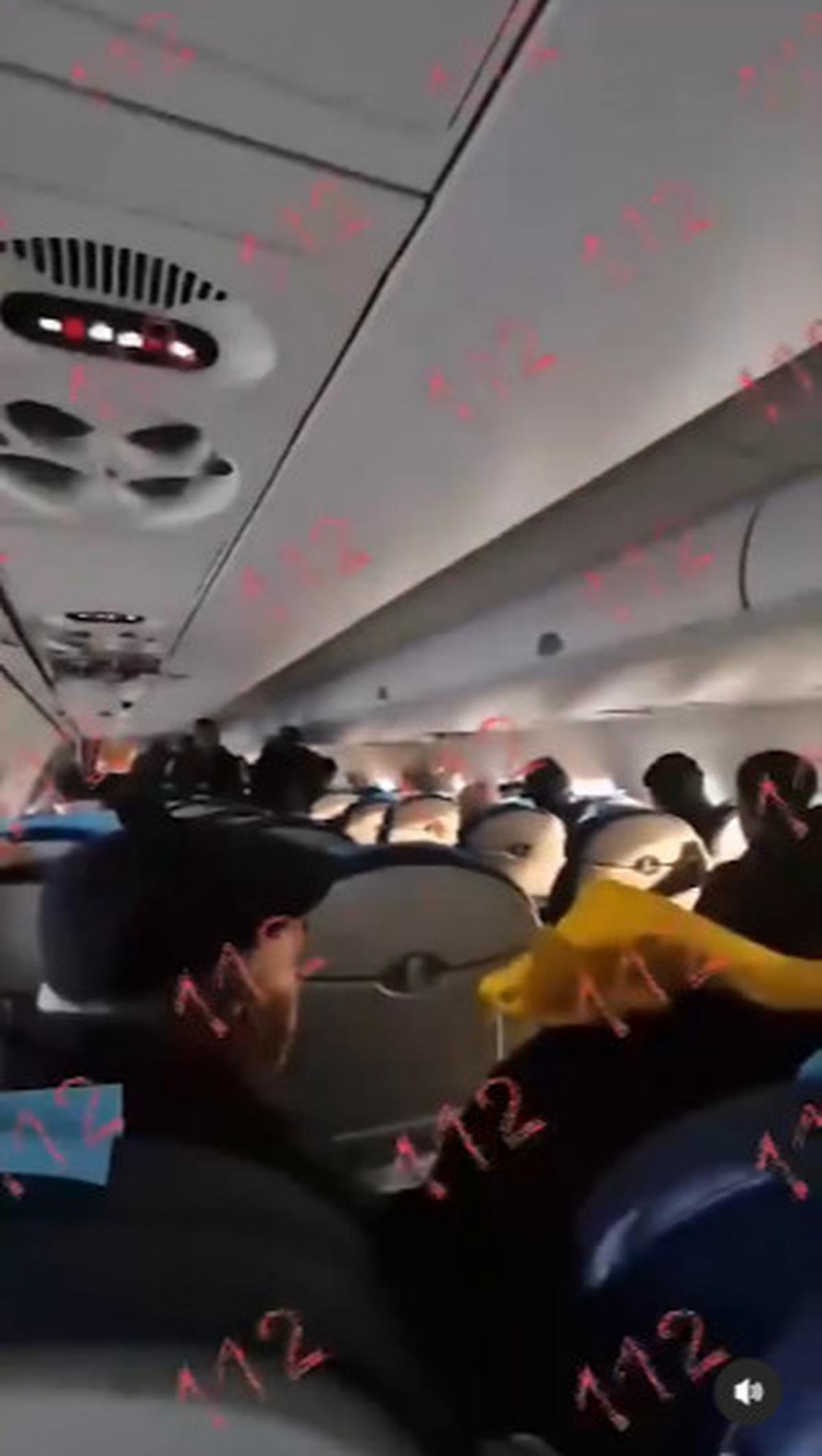 Rekaman Video di Dalam Pesawat Azerbaijan Airlines Sebelum Jatuh