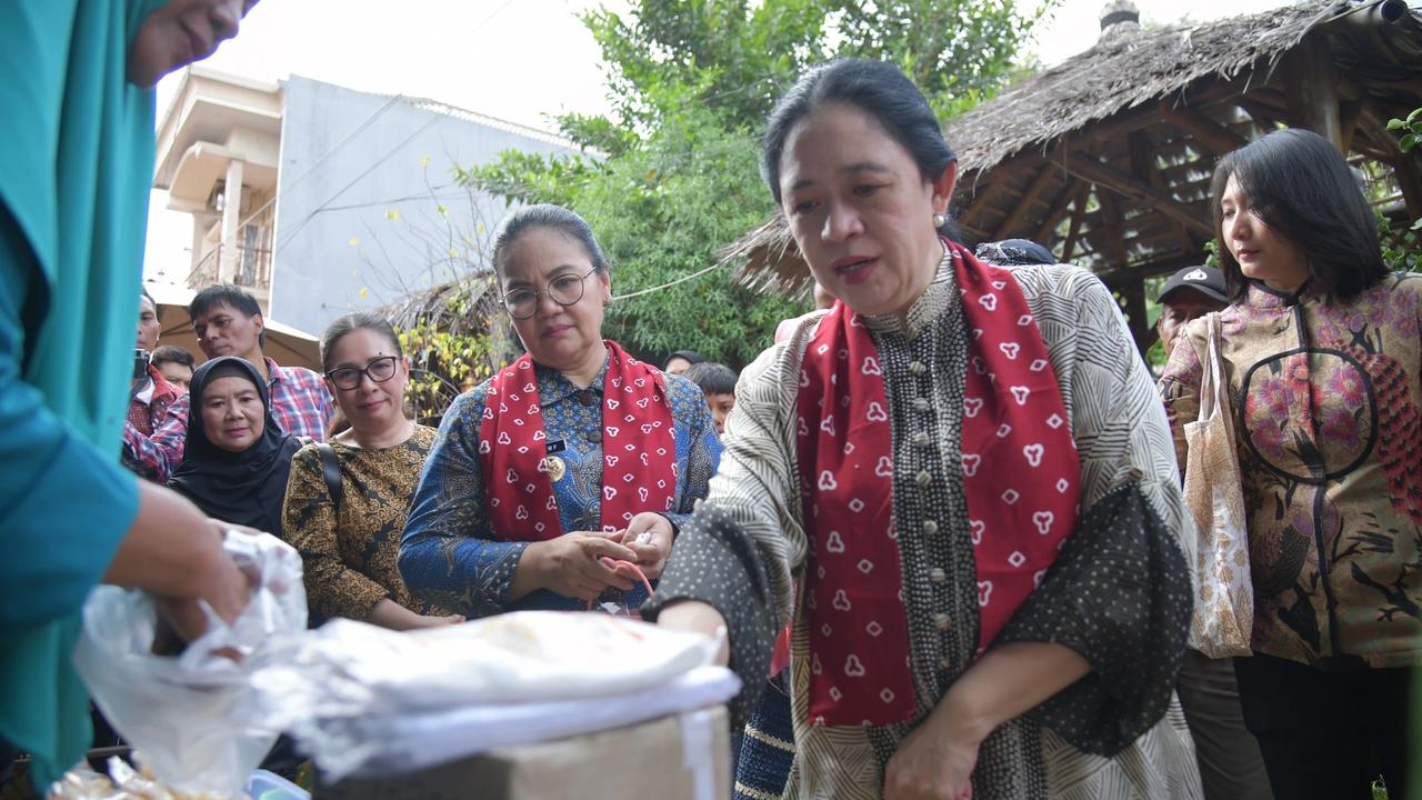 Wali kota Semarang, Agustina Wilujeng bersama wakil wali kota, Iswar Aminuddin dan beberapa kepala OPD melakukan dialog bersama Ketua DPR RI Puan Maharani saat meninjau Kampoeng Djadhoel