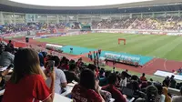 Suasana Stadion Manahan dalam laga pembukaan Piala Presiden 2022 antara Persis Solo melawan PSS Sleman, Sabtu (11/6/2022). (Bola.com/Hery Kurniawan)