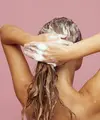 Penggunaan hair mask secara rutin dapat membantu meningkatkan kelembapan rambut (Sumber: Pexels.com)