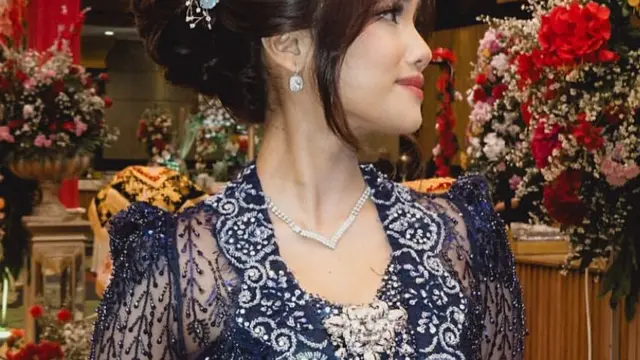 Fuji tampil menawan di pernikahan Frans Faisal. (credit: instagram.com/fuji_an)