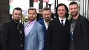 Personel boyband NSYNC Chris Kirkpatrick, Lance Bass, Joey Fatone, JC Chasez dan Justin Timberlake berfoto bersama sambil menginjakan kakinya di bintang Hollywood Walk of Fame di Los Angeles (30/4). (Jordan Strauss / Invision / AP)