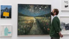 Staf mengamati karya seni dalam pratinjau Pameran Musim Panas di Royal Academy of Arts, London, Inggris, 28 September 2020. Diadakan setiap tahun sejak 1769, Pameran Musim Panas Royal Academy of Arts untuk pertama kalinya akan berlangsung pada musim gugur akibat pandemi COVID-19. (Xinhua/Han Yan)