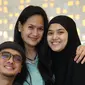 Ini dia potret kedekatan Donna Harun bareng Ricky Harun dan Herfiza Novianti. Mereka terlihat kompak di berbagai kesempatan. Bahkan keluarga Ricky Harun tak segan mengajak sang ibu untuk bepergian bersama. Tak ketinggalan dengan cucu Donna Harun yang kini beranjak segera remaja. (Liputan6.com/IG/@donnaharunofficial).