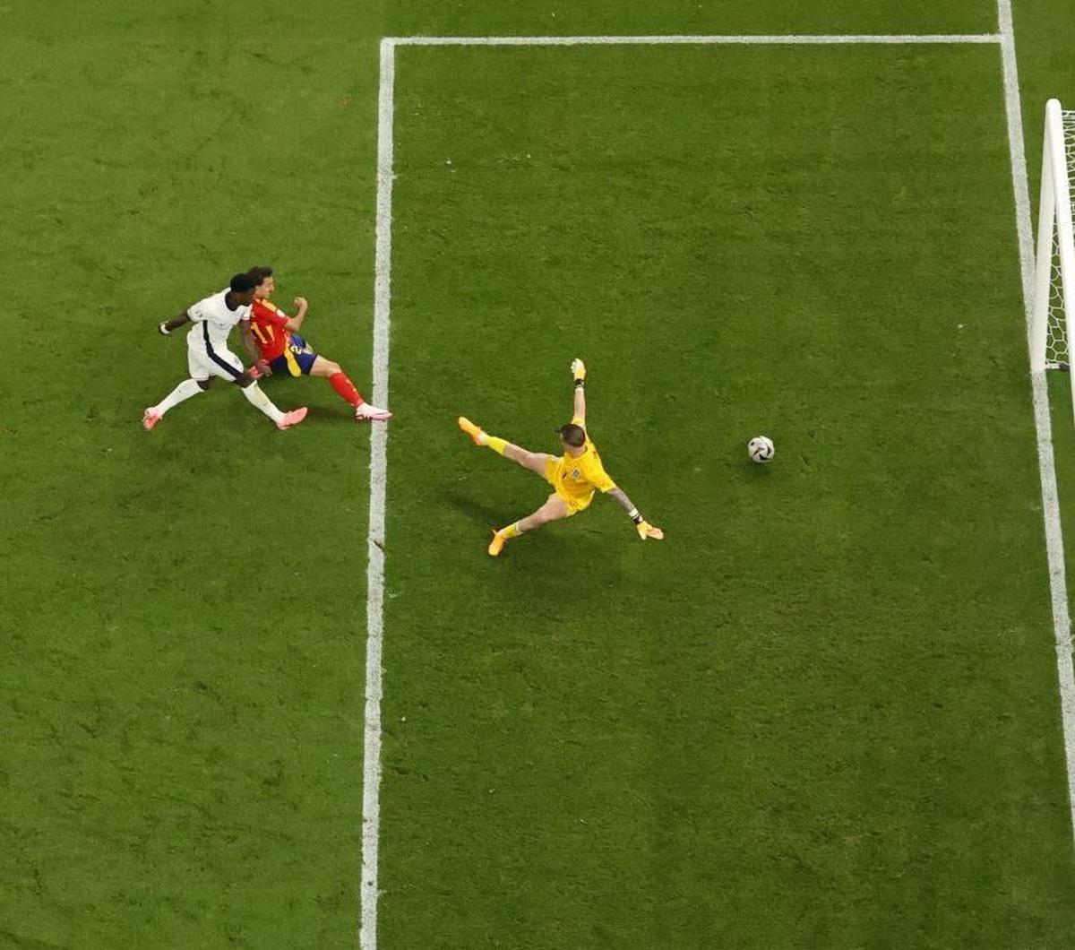 Gol ini berawal dari umpan krosing rendah yang dikirimkan oleh Marc Cucurella dari sisi kiri lapangan. Oyarzabal yang berada di posisi yang tepat langsung menyontek bola ke dalam gawang Inggris, membuat Spanyol unggul dengan skor 2-1. Foto: Reuters<br>