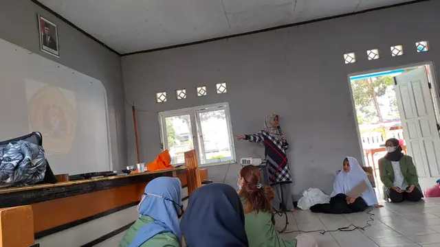 Dokter spesialis bedah saraf dari FK UPN Veteran Jakarta, Feda Anisah Makkiyah sedang melakukan sosialisasi cegah demensia di Jonggol Bogor. Foto: Dok Pribadi
