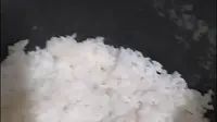 Cara Bikin Nasi Kering Sisa di Rice Cooker Jadi Pulen dan Enak Dimakan (Credit: YouTube/Alunaalma)