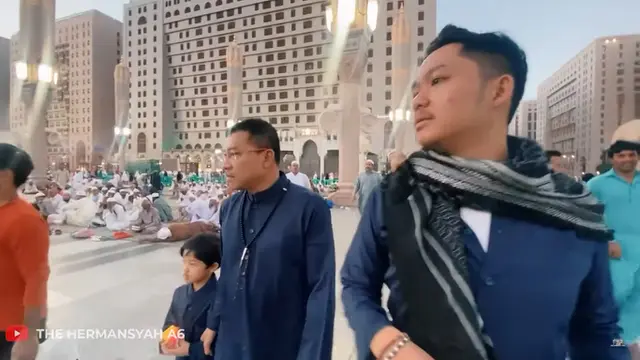 Azriel Beli Cincin Emas Untuk Sarah Menzel