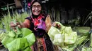 Ketupat pandan, ketupat janur, dan ketupat janur tua merupakan macam-macam kulit ketupat yang dijual di Pasar Palmerah Barat, Jakarta, Kamis, (25/7/14) (Liputan6.com/ Faizal Fanani)