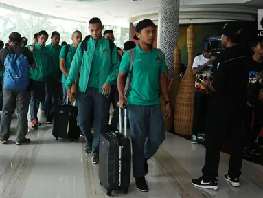 Sejumlah pemain Timnas Indonesia bersiap meninggalkan hotel menuju Bandara Soekarno Hatta, Tangerang, Banten, Senin (5/6). Timnas Indonesia akan melakoni laga uji coba melawan Kamboja pada 8 Juni mendatang. (Liputan6.com/Helmi Fithriansyah)