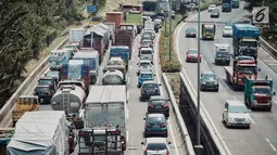 Kendaraan melintasi Tol Jakarta Outer Ring Road (JORR) di Jakarta, Senin (17/9). Integrasi tol JORR ini merupakan upaya meningkatkan pelayanan kepada pengguna jalan tol dan mendukung sistem logistik nasional. (Liputan6.com/Faizal Fanani)