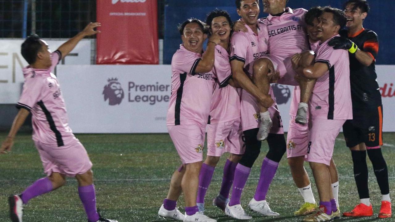 Pemain Selebriti FC Cristian Gonzalez diangkat oleh rekan setimnya saat kegiatan fun football dalam rangka kehadiran Peter Schmeichel ke Vidio di kawasan Pancoran, Jakarta, Minggu (6/8/2023).