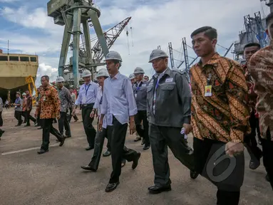 Presiden Joko Widodo didampingi sejumlah menteri meninjau bengkel pembuatan kapal di PT Dok Kodja Bahari, Cilincing, Jakarta Utara, Selasa (28/4/2015). (Liputan6.com/Faizal Fanani)
