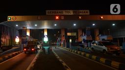 Suasana pintu tol Pejagan, Brebes, Jawa Tengah, Jumat (7/5/2021) Tengah Malam, H-5 peniadaan mudik Idul Fitri 1442 H dengan petugas gabungan melakukan penjagaan di 6 titik dari kabupaten yang menjadi pintu masuknya Jawa Tengah dari Jawa Barat ini. Kamis 6 Mei 2021. (merdeka.com/Imam Buhori)
