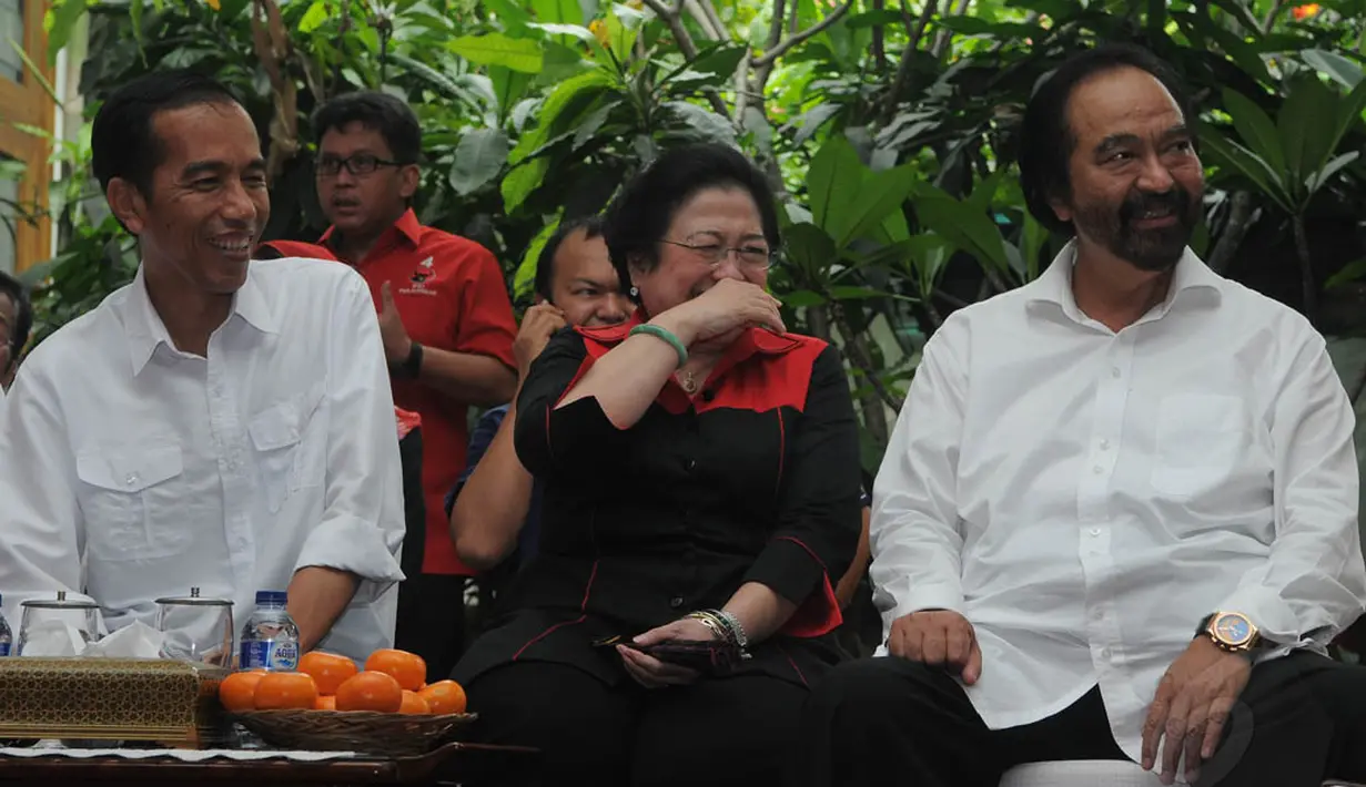 Ketua Umum PDIP Megawati Soekarnoputri tertawa lepas saat penandatanganan kesepakatan koalisi di kediamannya di Menteng, Jakarta, Senin (19/5/14). (Liputan6.com/Herman Zakharia)