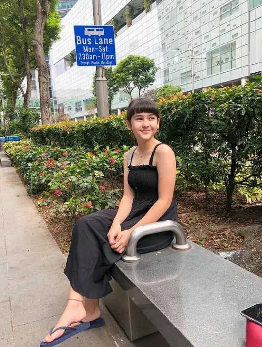 Anti ribet, Sandrinna tampil cantik dengan balutan long dress tanpa lengan yang dipadukan dengan sandal jepit.(Instagram/sandrinna_11).