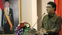 Menteri Dalam Negeri Tjahjo Kumolo memberikan sambutan saat menghadiri acara peresmian 'Pemilihan Kepala Daerah Serentak' di Kantor KPU, Jakarta, Jumat (17/4/2015). (Liputan6.com/Faizal Fanani)