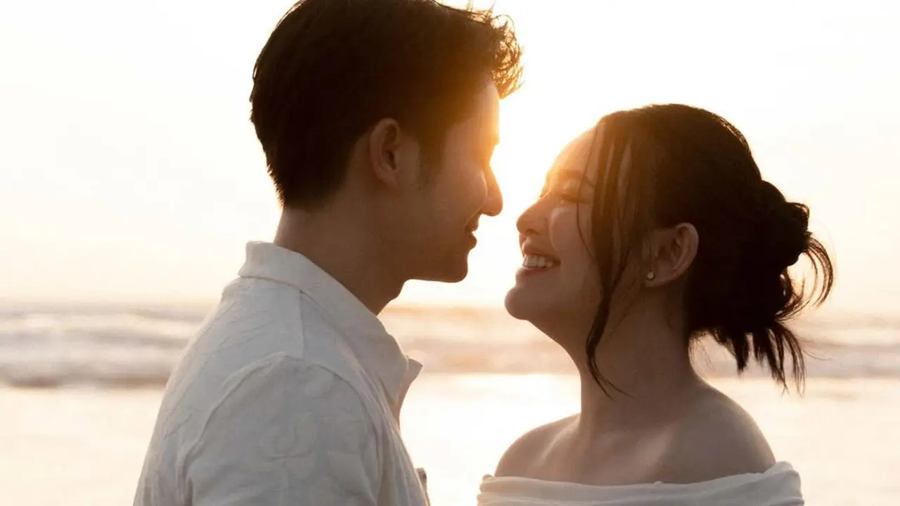 Sebentar Lagi Jadi Ibu, Gaya Amanda Manopo Pamer Baby Bump dengan Dress Putih saat Maternity Shoot di Pantai Bersama Kenny Austin