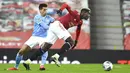 Bek Manchester City, Joao Cancelo, berebut bola dengan pemain Manchester United, Paul Pogba, pada laga Piala Liga Inggris di Stadion Old Trafford, Rabu (6/1/2021). City menang dengan skor 2-0. (Peter Powell/Pool via AP)