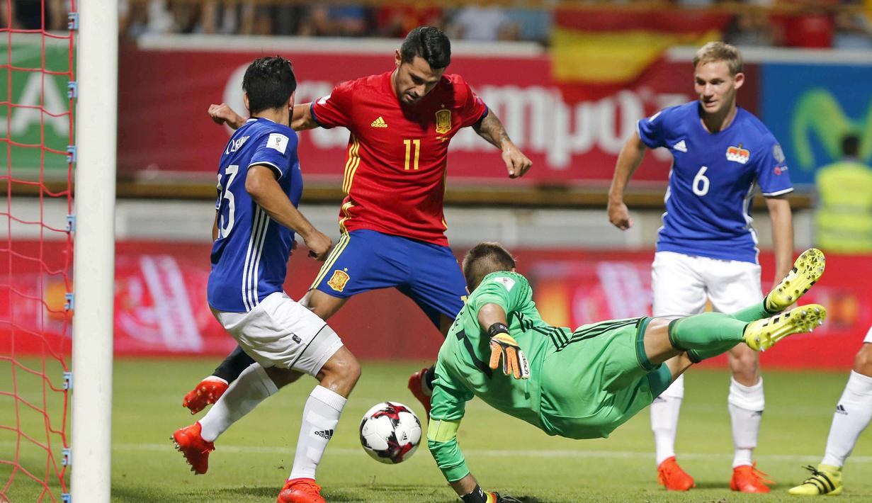 Penyerang Spanyol, Vitolo Machin (2kiri) berebut bola dengan para pemain Liechtenstein, pada kualifikasi piala dunia 2018 di Reyno de Leon Stadium, Leon (6/9/2016) dini hari WIB. (EPA/J.L.Cereijido)