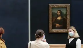 Museum Louvre Geger, 2 Wisatawan Tempel Lukisan di Ruang Mona Lisa