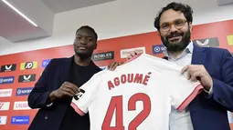 Gelandang Lucien Agoume menjadi pemain baru pertama yang didatangkan Sevilla di bursa transfer Januari ini. (CRISTINA QUICLER / AFP)