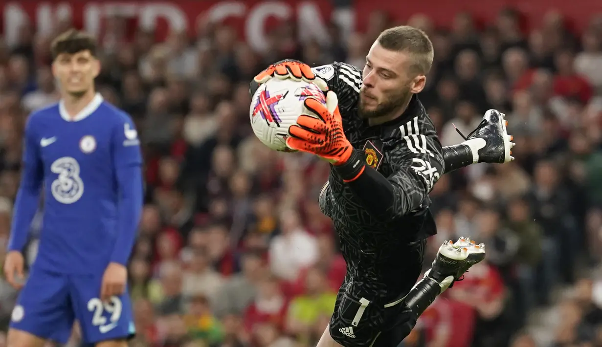 <p>Kiper MU, David de Gea (kanan), berhasil menangkap bola yang berasal dari tendangan pemain Chelsea dalam pertandingan lanjutan Liga Inggris 2022/2023 yang berlangsung di Old Trafford, Senin (22/8/2022). (AP Photo/Dave Thompson)</p>