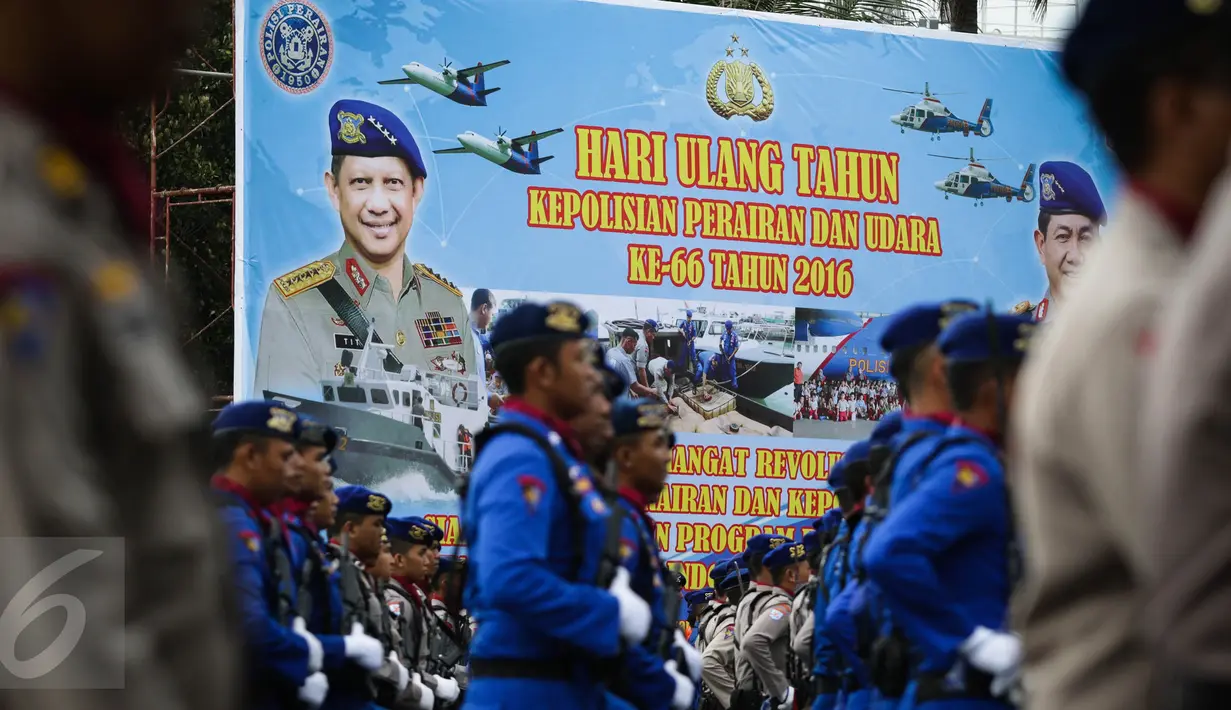 Puluhan anggota polisi air dan udara mengikuti upacara peringatan hari ulang tahun (HUT) Kepolisian Perairan dan Udara (Pol Airud) yang ke-66 di Jakarta, Kamis (1/12). (Liputan6.com/Faizal Fanani)