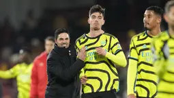 Pelatih Arsenal, Mikel Arteta (kiri) bersama Kai Havertz merayakan kemenangan Arsenal atas Brentford pada laga pekan ke-13 Liga Inggris 2023/2024 di Gtech Community Stadium, London, Inggris, Minggu (26/11/2023) dini hari WIB. (AP Photo/Kirsty Wigglesworth)