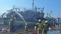 Kapal Terbakar di Dermaga Muara Baru. (Foto: Dokumentasi Gulkarmat Jakut).