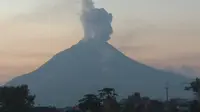 Gunung Sinabung yang berada di Kabupaten Karo, Sumatera Utara (Sumut) erupsi dengan meluncurkan guguran awan panas sejauh 1,7 Kilometer (Istimewa)