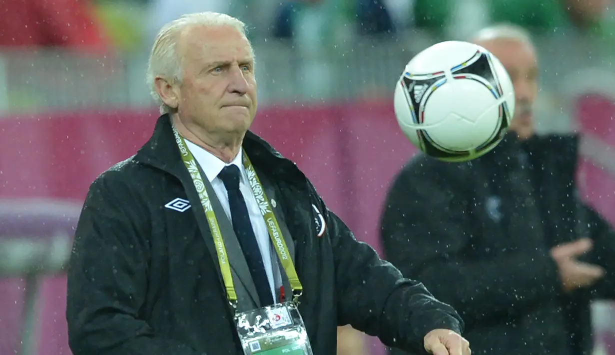 Empat gelar yang diraih Unai Emery berhasil melewati rekor yang sebelumnya atas nama dirinya dan Giovanni Trapattoni. Trapattoni meraih tiga tofi saat masih bernama UEFA Cup bersama Juventus pada musim 1976/1977, 1983/1984 dan 1992/1993. (AFP/Gabriel Bouys)