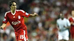 Liverpool&#039;s Israeli midfielder Yossi Benayoun pushes forward against Lazio during the pre-season friendly match at Anfield, Liverpool, on August 8, 2008. AFP PHOTO/PAUL ELLIS