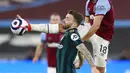 Pemain West Ham United Pablo Fornals (kanan) memperebutkan bola dengan pemain Leeds United Stuart Dallas pada pertandingan Liga Inggris di Stadion London, London, Inggris, Senin (8/3/2021). West Ham United menang 2-0. (Ian Walton, Pool)