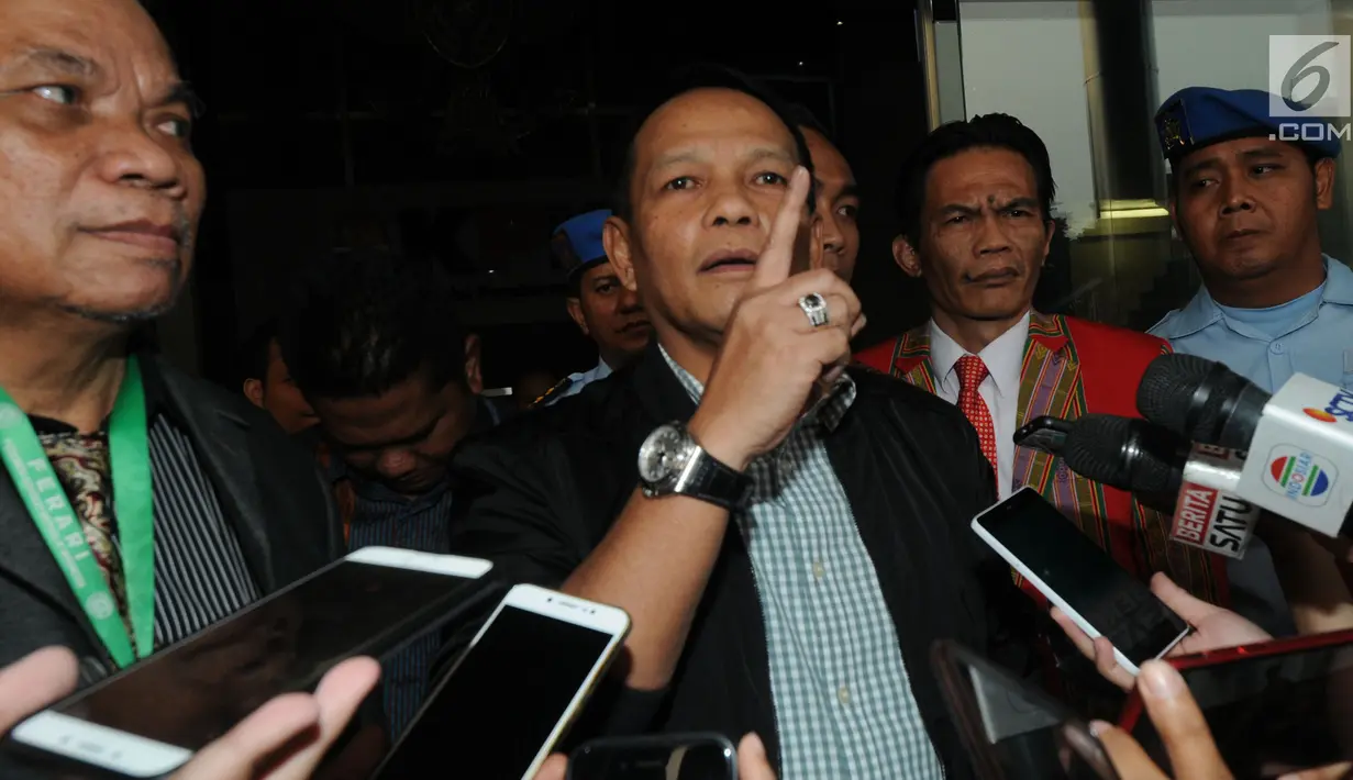 Mantan Kasau Marsekal (Purn) Agus Supriatna usai menjalani pemeriksaan di KPK, Jakarta, Rabu (6/6). Agus Supriatna diperiksa terkait kasus korupsi pengadaan helikopter angkut AgustaWestland (AW) 101 di TNI AU. (Merdeka.com/Dwi Narwoko)