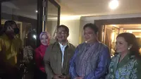 Ketum Partai Golkar Airlangga Hartarto menerima kunjungan Gubernur Jawa Barat Ridwan Kamil di rumah dinas Menko Perekonomian, Kompleks Widya Chandra, Jakarta Selatan. (Minggu (15/5/2022). (Liputan6.com/Muhammad Radityo Priyasmoro)