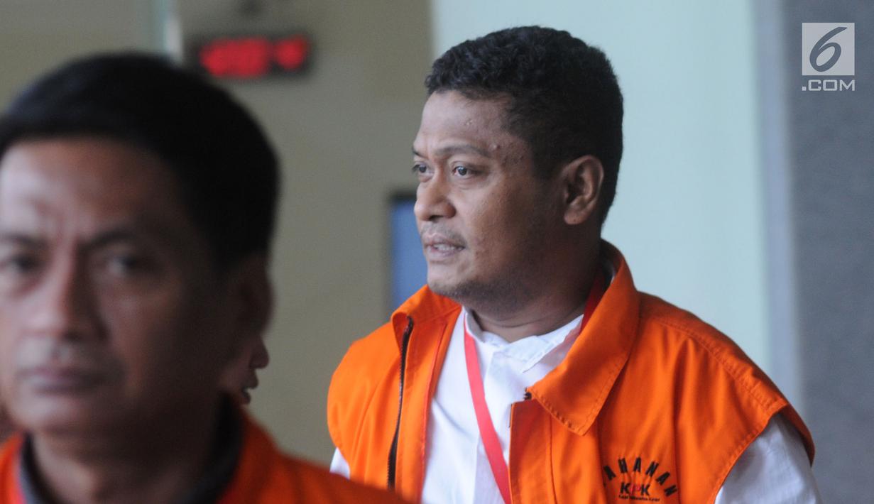 Ekspresi Bupati Buton Selatan nonaktif Agus Feisal Hidayat (kanan) saat tiba di Gedung KPK, Jakarta, Jumat (22/6). Agus datang untuk menandatangani berkas perpanjangan penahanan. (Merdeka.com/Dwi Narwoko)