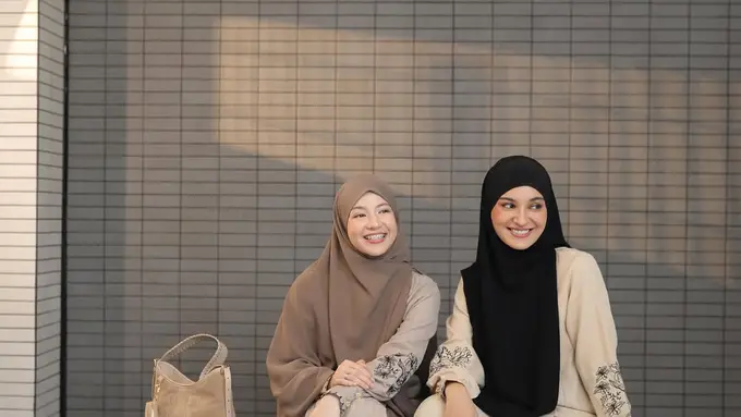 Gaya Kembar Shireen Sungkar & Natasha Rizky dengan Gamis dan Hijab Syar’i