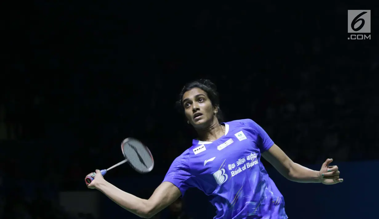 Pebulu tangkis unggulan kelima tunggal putri Indonesia Open 2019 asal India, Pusarla V Sindhu saat melawan Aya Ohori (jepang) di Babak 32 besar Indonesia Open 2019 di Istora Senayan, Jakarta, Rabu (17/7/2019). Pusarla unggul 11-21, 21-15. 21-15. (Liputan6.com/Helmi Fitrhiansyah)