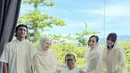 Di momen Iduladha, Beby tampil dengan busana serba putih kompak dengan keluarganya. Tampil dengan atasan tunik berbordir dipadukan celana panjang putih. [@bebytsabina]